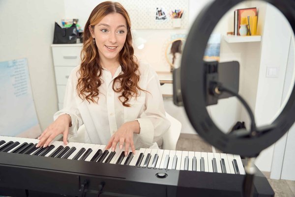 Quels sont les avantages du moniteur de jeu Alienware AW3420DW pour les amateurs de jeux de course ?